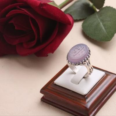 خرید انگشتر عقیق سوسنی (یاسی) حکاکی یا علی - رکاب طرح نیزه کد 2203