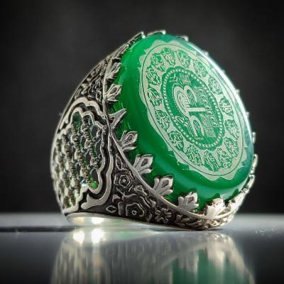 انگشتر عقیق سبز با حکاکی جامع "عین علی" و "چهارده معصوم"؛ دژی مستحکم از نور کد ۲۱۶۵