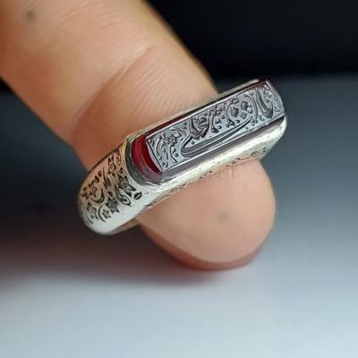 خرید انگشتر عقیق خطی مدل کپسولی؛ تلفیق هنر حکاکی و طراحی مدرن کد 1876