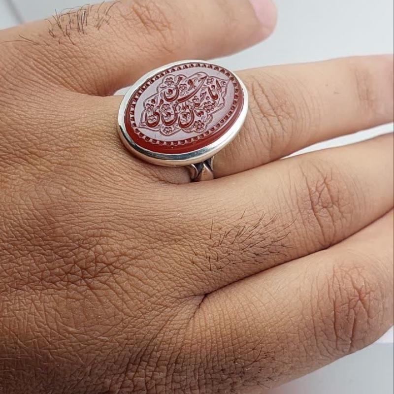 انگشتر نقره باسنگ عقیق قرمز حکاکی حسین و منی وان من حسین کد 1728