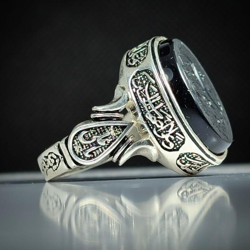 انگشتر عقیق مشکی حکاکی "یا قمر بنی هاشم" با رکاب چهار سلام؛ نماد وفاداری و اقتدار کد 2163