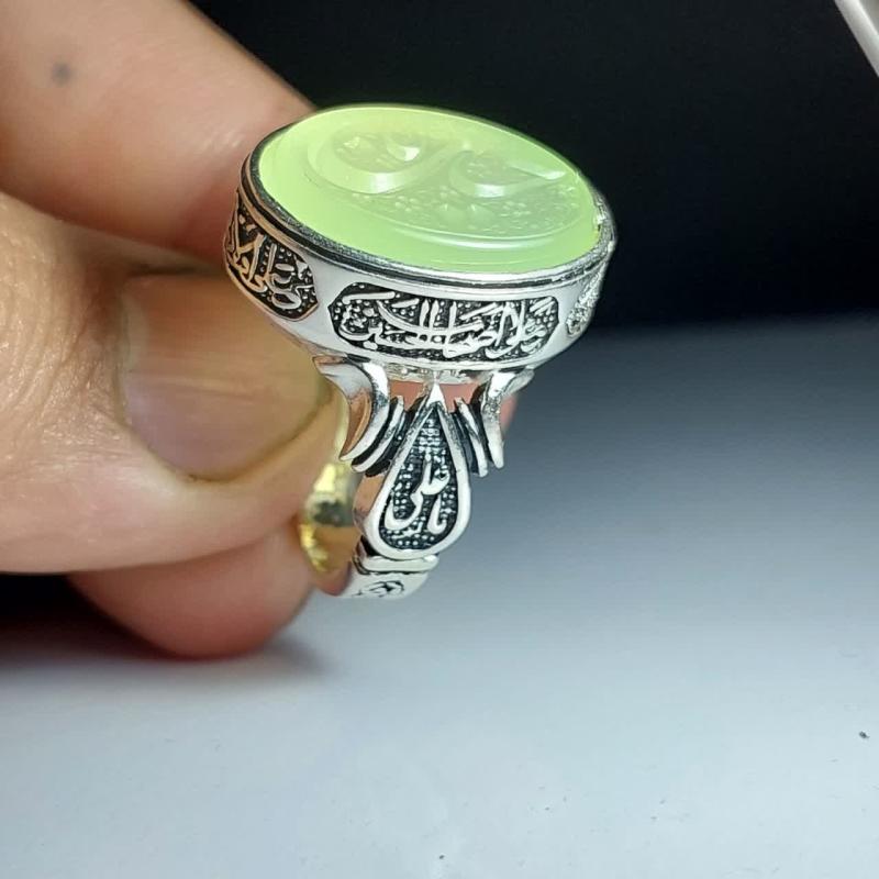 خرید انگشتر عقیق سبز با ذکر یا حسین (ع) – رنگ خاص کاهویی کد ۱۸۶۹