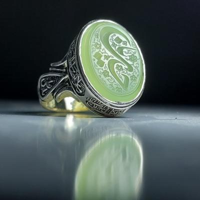 خرید انگشتر عقیق سبز با ذکر یا حسین (ع) – رنگ خاص کاهویی کد ۱۸۶۹