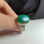 انگشتر نقره عیار 925 با سنگ عقیق سبز درجه یک و رکاب طاووسی سر برنجی – کد 1006