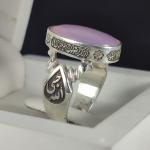 انگشتر نقره باسنگ عقیق سوسنی دور رکاب دعای چشم زخم بغل رکاب العزه الله و حسبی الله کد 2305