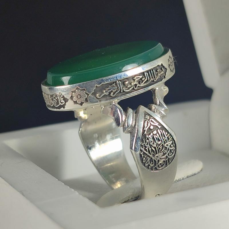 انگشتر نقره باسنگ عقیق سبز ذکر روی رکاب (سوره ی توحید) ذکر و بغل رکاب (الله جل جلاله) کد 2320