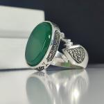 انگشتر نقره باسنگ عقیق سبز ذکر روی رکاب (صلوات حضرت زهرا) ذکر بغل رکاب (حسبنا الله ونعم الوکیل نعم المولا ونعم انصیر) کد 2325