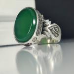 انگشتر نقره باسنگ عقیق سبز ذکر روی رکاب (وان یکاد) و ذکر بغل رکاب (العزه الله) و (حسبی الله)