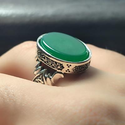 انگشتر نقره باسنگ عقیق سبز ذکر روی رکاب (چهارسلام زیارت عاشورا) ذکر بغل رکاب (یاحسین شهید) و (یاابالفضل) کد 2327