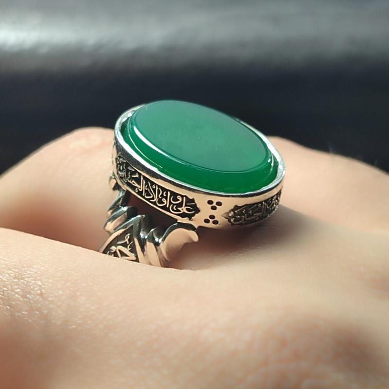 انگشتر نقره باسنگ عقیق سبز ذکر روی رکاب (چهارسلام زیارت عاشورا) ذکر بغل رکاب (یاحسین شهید) و (یاابالفضل) کد 2327