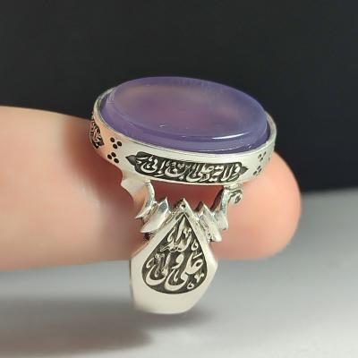 انگشتر نقره باسنگ عقیق سوسنی ذکر روی رکاب (ولایت امیرالمومنین) ذکر بغل رکاب (علی ولی الله) و (محمد نبی الله) کد 2334