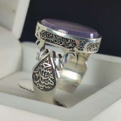 انگشتر نقره باسنگ عقیق سوسنی ذکر روی رکاب (چهارسلام زیارت عاشورا) ذکر بغل رکاب (یا اباالفضل) و (یاحسین شهید) کد 2336