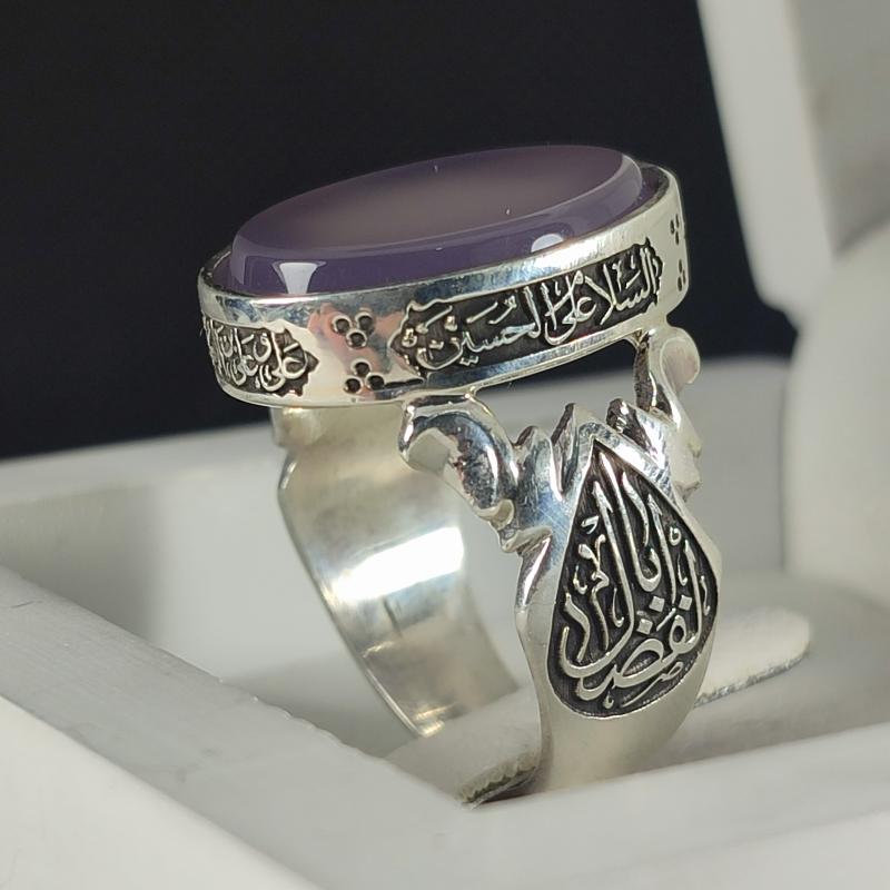 انگشتر نقره باسنگ عقیق سوسنی ذکر روی رکاب (چهارسلام زیارت عاشورا) ذکر بغل رکاب (یا اباالفضل) و (یاحسین شهید) کد 2336