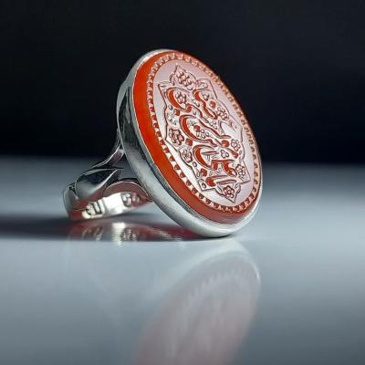  انگشتر عقیق قرمز با حکاکی یا علی بن موسی الرضا (ع)؛ نگینِ رأفت و گره‌گشایی کد 4250