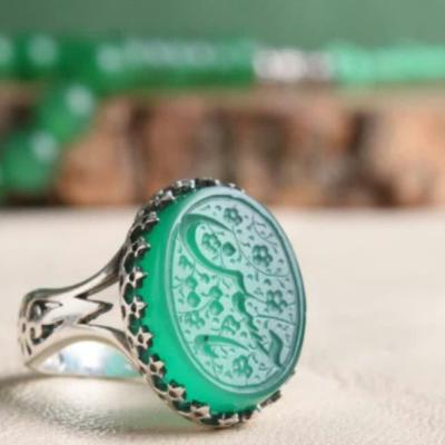 خرید انگشتر عقیق سبز خطی با ذکر «یا حسین»؛ نگینی از جنس نور و ارادت کد 4263