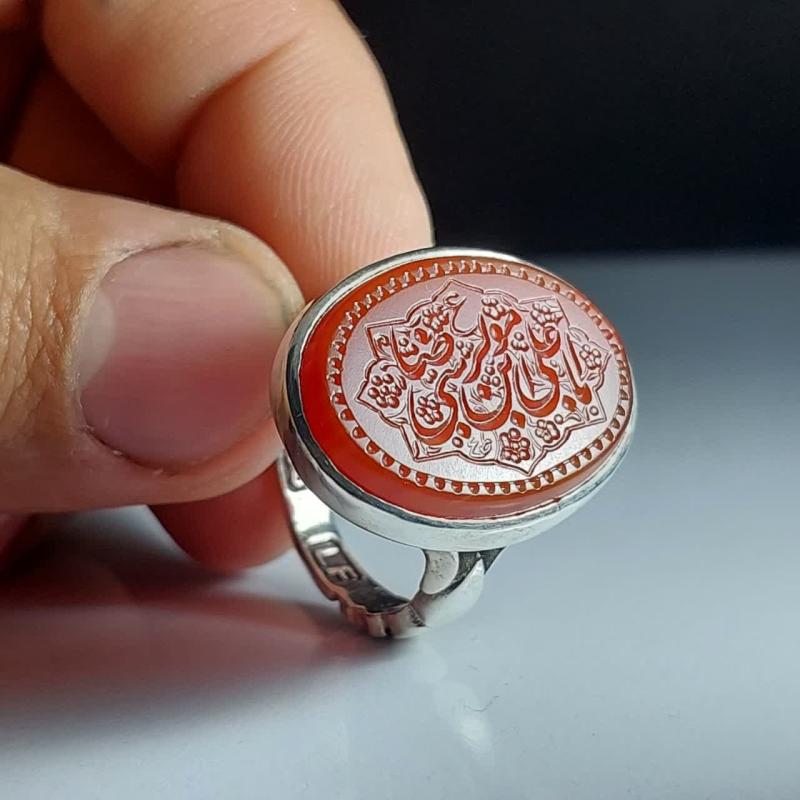  انگشتر عقیق قرمز با حکاکی یا علی بن موسی الرضا (ع)؛ نگینِ رأفت و گره‌گشایی کد 4250